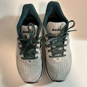 Excellent condition Men’s diadora nucleo sneaker!